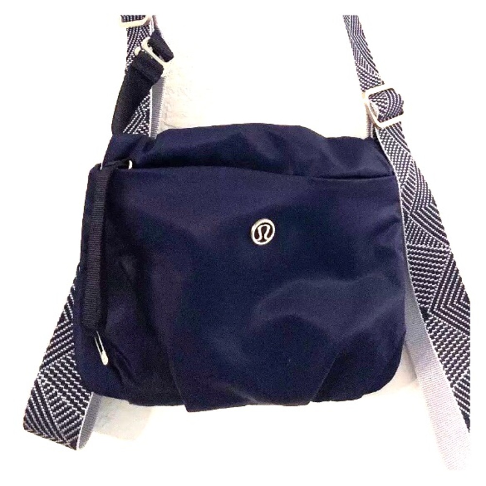 Lululemon Essential bag